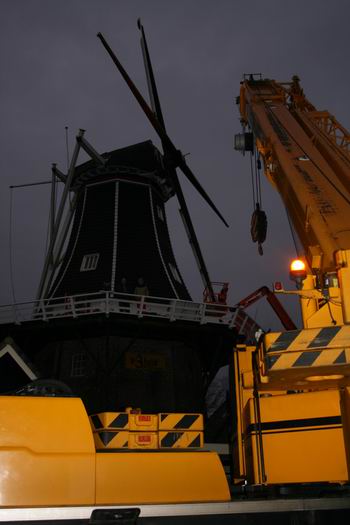 Op de achtergrond het silhouet van molen De Fortuin, Noordhorns trots. Die trots is al geruimte tijd aangetast, rehabilitatie is urgent en financieel mogelijk. Vandaag vindt de ontwieking plaats, een gecompliceerde klus. 