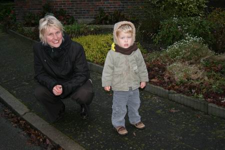 Moeder met peuter, met een open mind voor alles wat er om hen heen gebeurt!