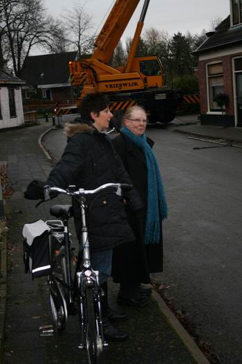 Omwonenden, Fortuinburen, al vroeg uit de veren om het spektakel te aanschouwen en van kundig commentaar te voorzien. (Tineke v.d.Bos heeft tot het gilde van de vrijwillige molenaars behoord).