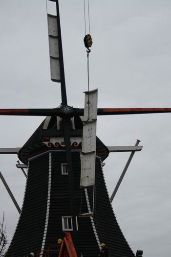 En daar de fok, een van de twee die nog bevestigd zaten aan de ene roe, de andere was al eerder ontfokt...