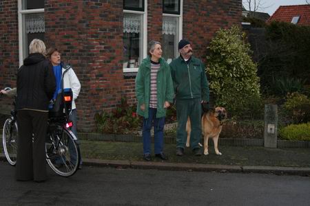 Omwonenden, die eveneens van hun beklangstelling blijk geven. Zelfs de herder heeft oog voor het molengebeuren!