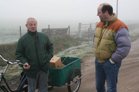 resize-of-harko-en-henk-2-30102008 Harko Bijma is onderweg vanwege zijn oudpapiermissie, maar een voetbalpraatje met Henk Bakker moet kunnen... (Henk is onderweg naar zijn nieuwe in aanbouw zijnde woning).
