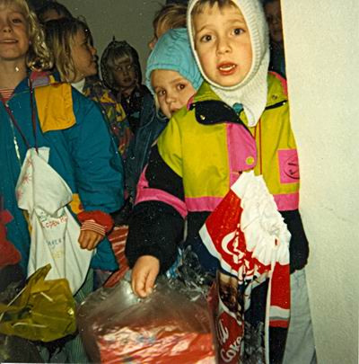 resize-of-kleuters-sint-maarten-paluno-2 Nog een kiekje van mevr.Blaauw-de Groot, begin negentiger jaren, tijdens het bezoek van Molshoopkleuters. Op deze staat Peter Buist op de voorgrond.