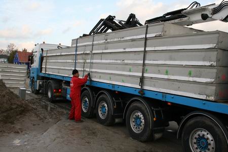 resize-of-kooikavels-meidoornstraat-11-13112008 Deze vrachtwagenchauffeur is beroepshalve onderweg. Hier bereidt hij het lossen van prefab-vloerdelen voor, aan de Meidoornstraat, bij de Kooikavels.