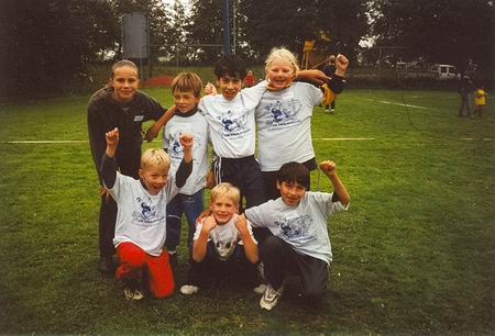 resize-of-korfbalteam2000 Een enthousiast Molshoopteam(pje) dat deelnam aan het schoolkorfbaltoernooi 2000 te Zuidhorn. Herkenbaar Ivar Dijck, Bram Smit, Nagieb Muslem, Martsen Oostenbrug.......