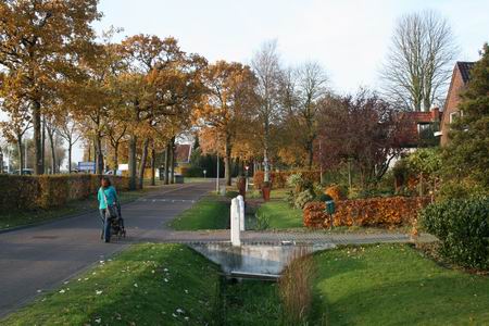 resize-of-langestraat-zuid-2-07112008 Langestraat Zuid, bekiekt vanaf de Rijksstraatweg op een gevorderd middagtijdstip, toen de zon dit deel van Noordhorn betoverde.