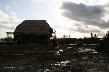 Nieuwbouw aan de Noordhorner Meidoornstraat, in tegenlicht.  