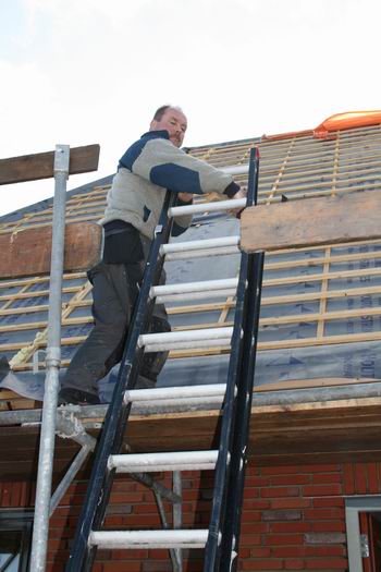 resize-of-marco-kooi-2-11112008 De loodgieter-dakgotenbouwer op weg naar de plaatsen waar het moet gebeuren, op het dak van huize Marco Kooi, Meidoornstraat (22?)