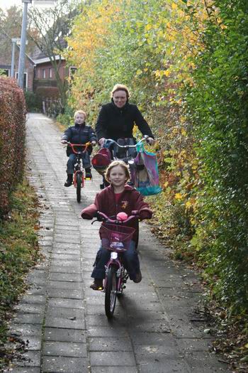 resize-of-moeder-met-kinderen-11112008 Een blije moeder, onderweg van school naar (t)huis, op het verbindingspad tussen Verlengde Oosterweg en Nieuwstraat