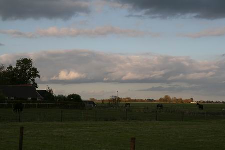 Fraaie lucht boven het gebied ten oosten van Noordhorn. Zichtbaar het laatste deel van het Hamsterpad. Daarachter ligt dan, onzichtbaar in de verte, Oldehove en naar rechts Den Ham. Nog iets te zien van de Piloersemaborg? 
