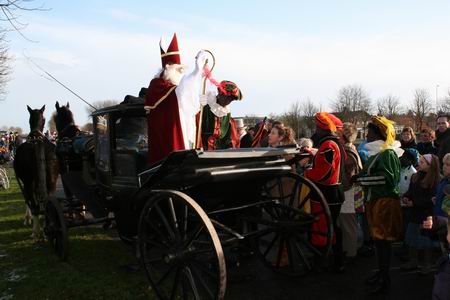 resize-of-sint-in-n-108-22112008 En dan is het tijd voor de rijtoer! Het beklimmen van een koets is zo simpel niet, maar de van vele markten thuis zijnde Heilige weet zich te installeren. De tocht kan beginnen...