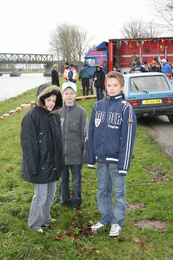 Of deze jongensharetn nog vol verwachting kloppen? Ach, op zo'n dag als deze is het geloof wijdverbreid en niet leeftijdgebonden....