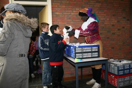Feest afgelopen, goed gevulde zakjes uitgedeeld. Eerst een enkele Piet, maar.....  