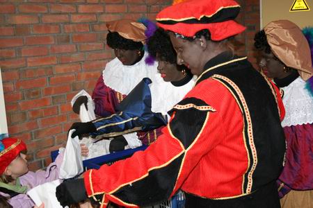 ...spoedig schieten meer Pieten te hulp. De kratten raken leger en leger...  