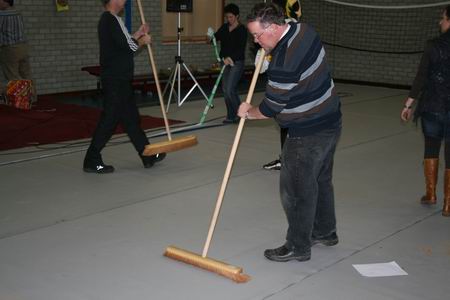 Tja, laat niet als dank voor het aangenaam verpozen, de gebruikers van het pand de schillen en de dozen.... Ook good-old Jan Geertsema, ervaren rot in het organisatiewezen, veegt mee!