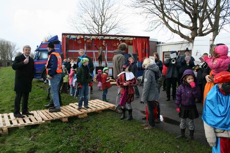 Waar blijft ie nou? Je ziet het wethouder Koos Wiersma denken en Noordhorner Ginus van der Velde denkt mee. Uit welke richting komt Sints vaartuig trouwens?
