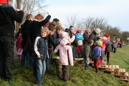 resize-of-sint-in-n-54-22112008 Wuiven, jongens! Elke beweging stimuleert de bloedsomloop en voor Sinterklaas en zijn knechten is het een hartelijk welkom!