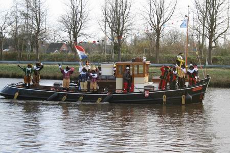 resize-of-sint-in-n-56-22112008 Daar is de dichtbevolkte boot! Nederlandse vlag? Ach, de integratie lukt ook hierbij aardig...
