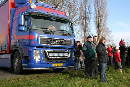 Dorpsbelangen Noordhorn (en de handelsvereniging Fortuna?) mochten gebruik maken van de vrachtwagen van Willem van der Veen! (Het is geen Burglerwagen, waarvan akte!) Met dank aan uw groenteboer, alert als immer.