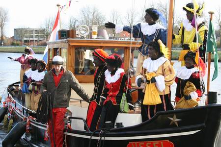 resize-of-sint-in-n-62-22112008 Zo, de Pieten hebben er zin in, de kapitein straalt in zijn stuurhut, maar waar is de Sint? Zoekplaatje....