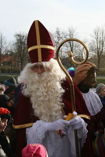 resize-of-sint-in-n-77-22112008 Ja hoor, de geliefde (IJs?)Heilige is wel degelijk aan boord, wordt aan wal geholpen en warm verwelkomd. Wat is het koud, Sinterklaas....