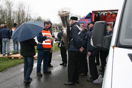 Koud, nat, guur.... En Sint laat op zich wachten. Verkeersregelaar Herman houdt de moed erin en pept en passant de musici op...