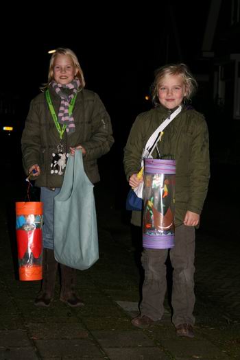 resize-of-sint-maarten-20-11112008 Op 11 november waren aan het eind van de m iddag, begin van de avond vele kinderen onderweg. Met prachtige lampions, zoals deze twee meisjes. (Let op de grote tas, vol verwachting...!)