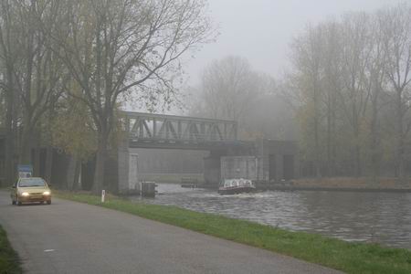 Spoorbrug in de mist, het bootje komt, de trein moet nog komen, iets vertraagd...  