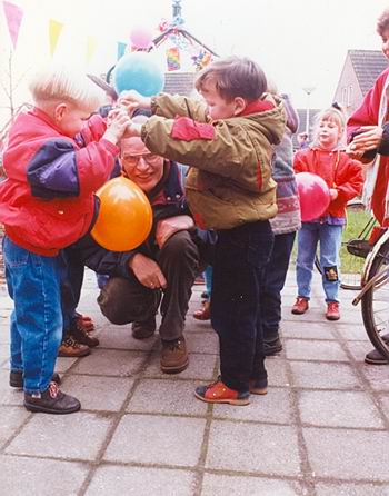 Ja, en dan zie je licht aan het eind van de tunnel.... Vooraan toenmalige kleuter Gert Jan Kampen en ???? Rechts nog een randje Vesna...