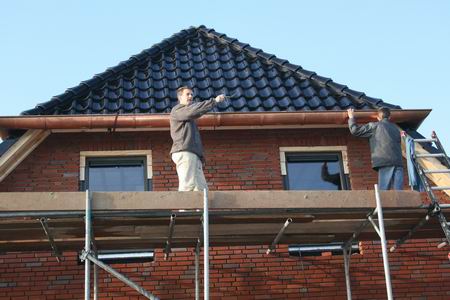 Marco Kooi geeft aan hoe helder het was die morgen richting Den Ham. En hoe mistig een half uur later. Toen kon boven op de steigers de mensen op de begane grond nauwelijks onderscheiden... 