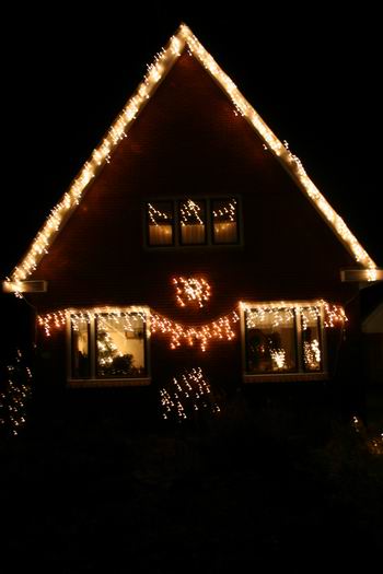 resize-of-20081222_8005 Een vriendelijke Kerstlach op het gezicht van het Dijckhuis aan de Langestraat.