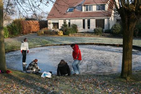 resize-of-20081230_8033 Moeders helpen dochters, vooral met het onderbinden, een beeld van de spaarzaam bezochte Borgwegvijver. Ideale oefenplek!