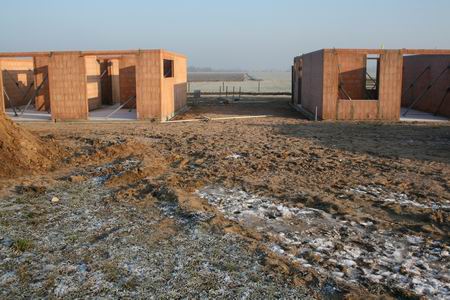 resize-of-20081230_8036 De Kooikavels, hier nummers 12 links en 14 rechts, staan er verlaten, onafgemaakt bij. Net een filmdecor...