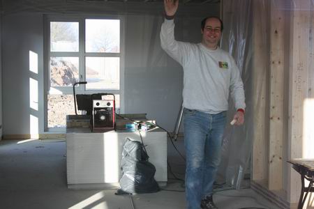 resize-of-20081230_8038 Henk Bakker (Meidoornstraat 18) straalt, hij hoeft zich van deze winter niets aan te trekken. Binnen is er werk genoeg te doen....