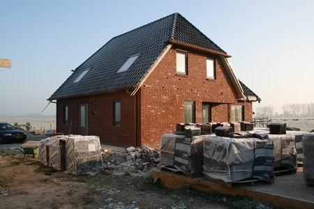 resize-of-20081230_8049 De prachtige woning van de familie Kooi, langzaam maar zeker ontsteigerd. Ook daar wordt nu (even) uitsluitend binnen gewerkt. De garage, rechts op de voorgrond, komt na de winter aan de beurt.