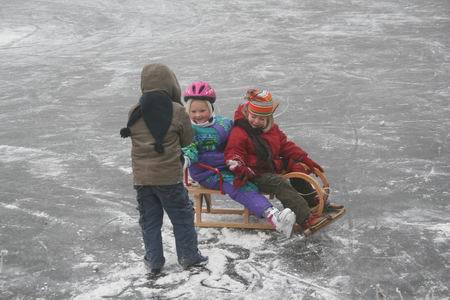 Nog te klein voor de gladde ijzers? Dan is er met een slee ook plezier en ijsvertier! 