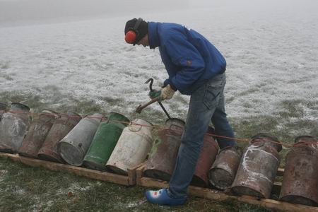 Soms zitten er, na het knallen, weigerachtige deksels vast. Dan is er handwerk nodig om ze los te hameren.... 