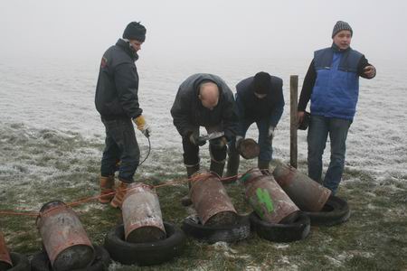 Nieuwe serie, nieuwe knallen. Carbid wordt ingebracht, en bevochtigd. Nee, niet meer met spuug... 