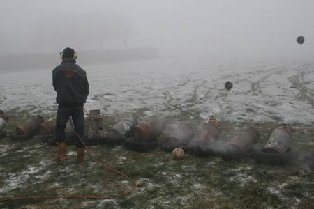 Ja, daar gaan we weer. Pardon, daar gaan ze weer, de deksels. 