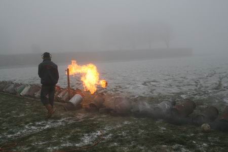 En af en toe een spectaculair ogende vlam, extra warmte in deze koude wereld... En de boze geesten? Zij kozen het hazenpad!  