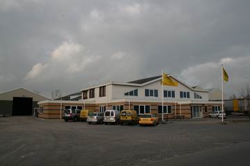 Vertrouwd okergeel Balkema-Meyer-beeld verdwijnt. Hopelijk geen langdurige leegstand...   