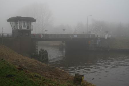 resize-of-brug-in-de-mist-1-16122008 De brug over het Van Starkenborghkanaal tussen Noord- en Zuidhorn, memorabele plek, ook voor SWET-projectleiders. Hoe lang nog in deze vorm?