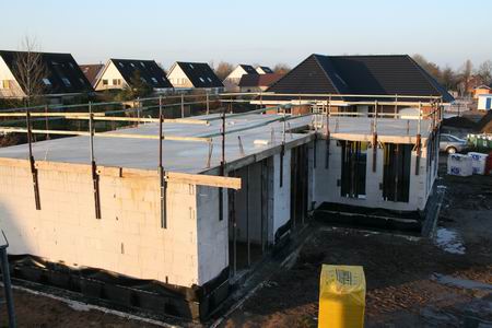 De Duitse aannemer Terfehr is met Fokke Hiemstra zijn woning toe aan de tweede verdieping. Het schiet op!  