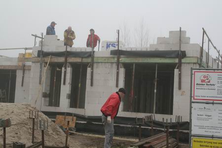 Ontspannen werken de bouwvakkers van Terfehr aan het realiseren van Meidoornstraat 20, tweede verdieping. Toekomstige bewoner en eigenaar Fokke Hiemstra volgt het geburen van zeer nabij. 