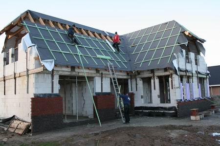 De oostkant van het fraaie Hiemstrahuis wordt onder dak gebracht, bouwkunst! 