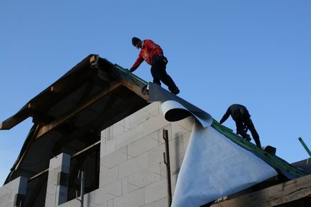 Als ware dakhazen doen de Terfehrleute hun (vak)werk, vlot en vaardig!