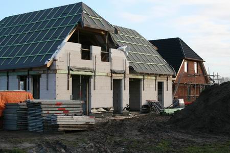 Het nieuwe onderkomen van Fokke Hiemstra onderdak; op de achtergrond het nieuwe huis van de familie Marco Kooi  )