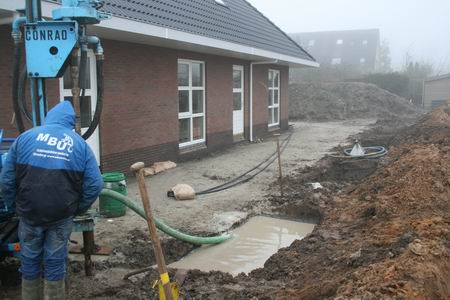 Bij Henk Bakkers paleisje wordt diep, heel diep geboord, op zoek naar aardwarmte. Gaten van 80 meter diep.... 