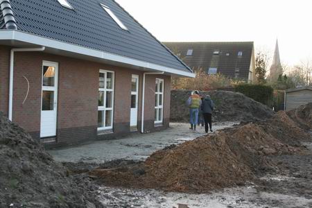 Het fraaie landhuis van Henk Bakker is opgeleverd. Nu is Henk zelf aan zet, veel binnenwerk doet hij zelf.  