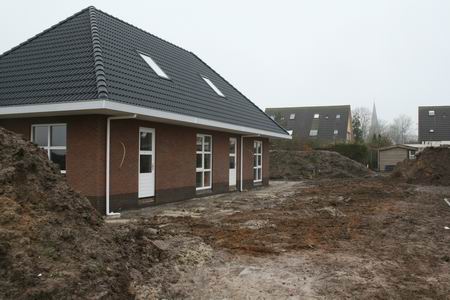 De vijf gaten aan de noordkant van Henk Bakkers landhuis zijn weer dichtgegooid. Van een gesloten systeem wordt er overgestapt naar een open systeem... (Of is het nou juist andersom..??)